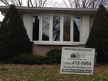 Custom white bow window by FORHOMES Ltd. in Mississauga.